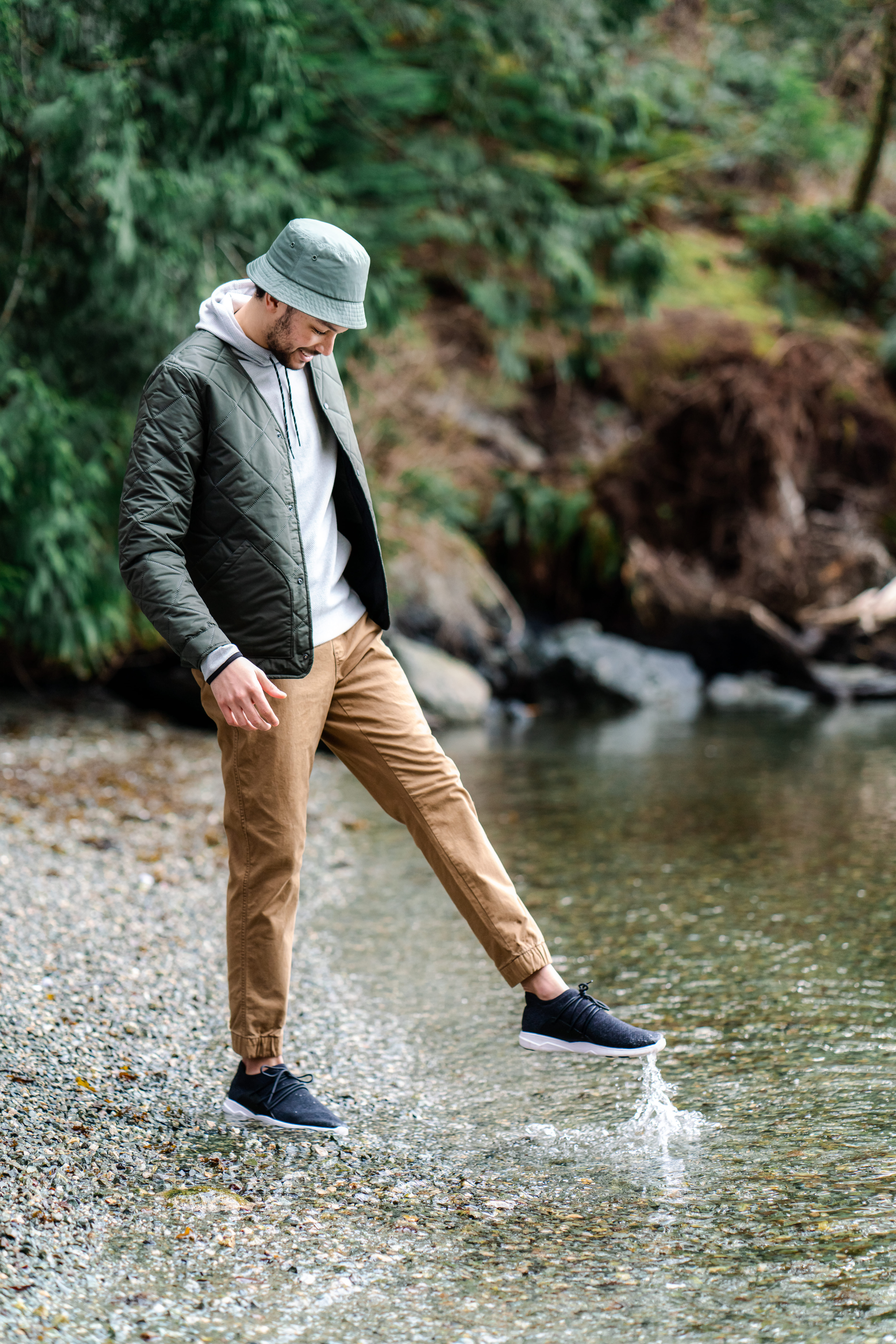 水を蹴る男性の写真